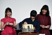 「春の屋」特製露天風呂プリンを再現した大きなプリンを嬉しそうに取り分ける小林星蘭。