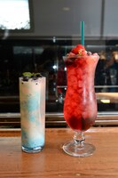 左から、ほのかをイメージしたドリンク、なぎさをイメージしたドリンク。