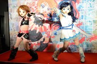 名乗りを上げるキュアブラック（左）、キュアホワイト（右）。