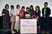 巨大プリンを囲む登壇者たち。