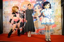 左からキュアブラック、山本美月、キュアホワイト。
