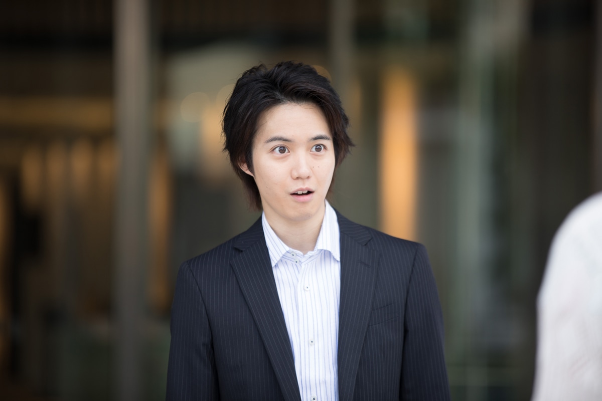 長谷川役の小越勇輝。