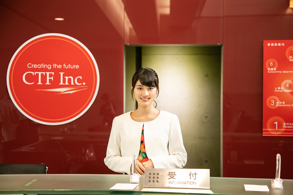 川内万季役の古賀哉子。