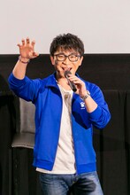 「ルーンヤァ！」のポーズを決める阿部敦。