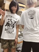 「SSSS.GRIDMAN×ハードコアチョコレート」Tシャツの着用例。