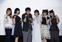 左からシャルトリュー・ウェスティア役の嶋村侑、狛井蓮季役の佐倉綾音、犬塚露壬雄役の小野友樹、ジュリエット・ペルシア役の茅野愛衣、王胡蝶役の日高里菜（2回目に登壇）、王手李亞役の小倉唯（2回目に登壇）。