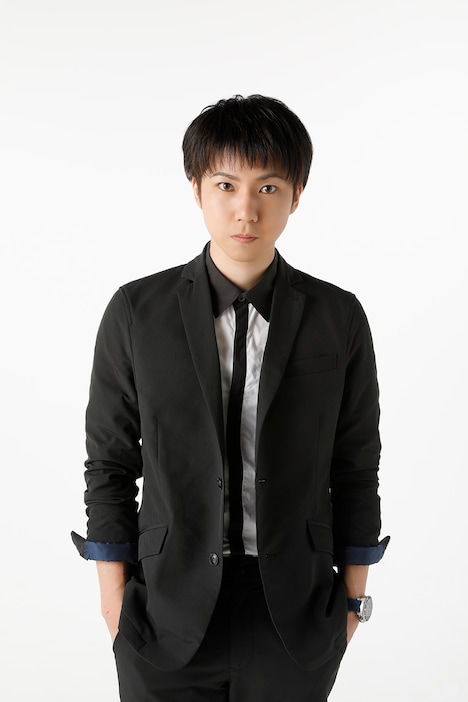 舞台で司役を演じる桑野晃輔。