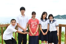 左から九重順一郎役の若林時英、黒岩晶役の岡田健史、松本花奈監督、岩崎るな役の小野莉奈、白石淳紀役の西本まりん。