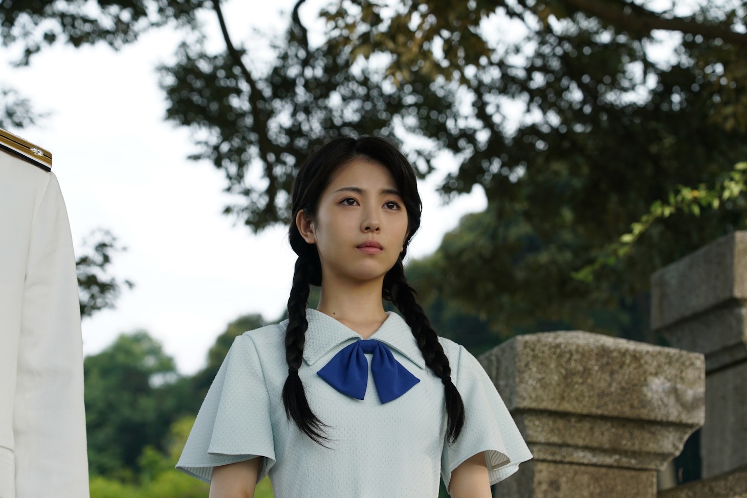 浜辺美波扮する尾崎鏡子。