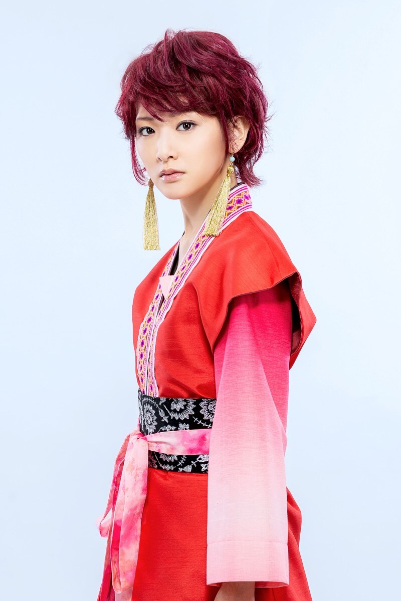 生駒里奈演じるヨナ。