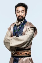 久ヶ沢徹演じるクムジ。