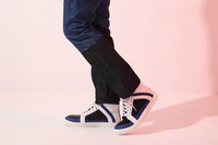 高町なのはモデルのスニーカー着用イメージ。