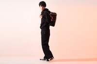 フェイト・T・ハラオウンモデルのリュック、スニーカー着用イメージ。