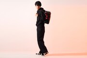 フェイト・T・ハラオウンモデルのリュック、スニーカー着用イメージ。