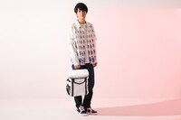 高町なのはモデルのリュック、スニーカー着用イメージ。