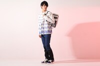 高町なのはモデルのリュック、スニーカー着用イメージ。