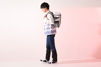 高町なのはモデルのリュック、スニーカー着用イメージ。