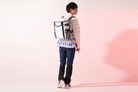 高町なのはモデルのリュック、スニーカー着用イメージ。