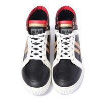 フェイト・T・ハラオウンモデルのスニーカー。