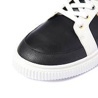 フェイト・T・ハラオウンモデルのスニーカー。