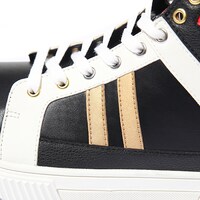 フェイト・T・ハラオウンモデルのスニーカー。