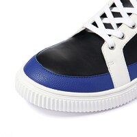 高町なのはモデルのスニーカー。