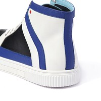 高町なのはモデルのスニーカー。