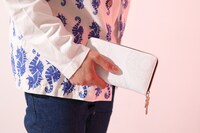 高町なのはモデルの財布使用イメージ。