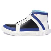 高町なのはモデルのスニーカー。