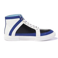 高町なのはモデルのスニーカー。