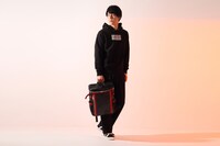 フェイト・T・ハラオウンモデルのリュック、スニーカー着用イメージ。