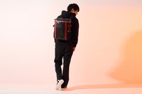 フェイト・T・ハラオウンモデルのリュック、スニーカー着用イメージ。