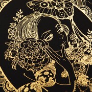 「安野モヨコのぬり絵」ケースの箔押しイラスト。