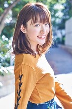りん役の小松未可子。