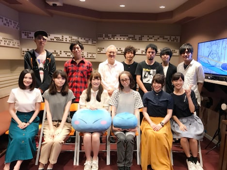 アフレコの集合写真。後列左から江口拓也、古川慎、大塚芳忠、柳田淳一、山本兼平、石谷春貴、小林親弘。前列左からM・A・O、千本木彩花、岡咲美保、豊口めぐみ、泊明日菜、熊田茜音。