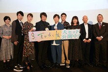 「劇場版 夏目友人帳 ～うつせみに結ぶ～」初日舞台挨拶にて、左から佐藤利奈、堀江一眞、小林沙苗、井上和彦、神谷浩史、高良健吾、島本須美、小峠英二、西村瑞樹。