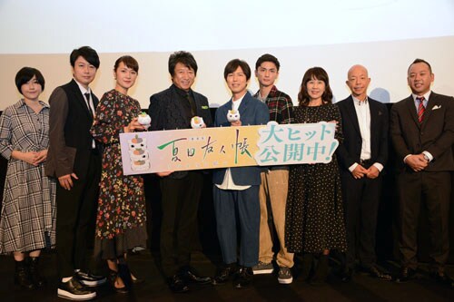 「劇場版 夏目友人帳 ～うつせみに結ぶ～」初日舞台挨拶にて、左から佐藤利奈、堀江一眞、小林沙苗、井上和彦、神谷浩史、高良健吾、島本須美、小峠英二、西村瑞樹。