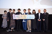「劇場版 夏目友人帳 ～うつせみに結ぶ～」初日舞台挨拶にて、左から佐藤利奈、堀江一眞、小林沙苗、井上和彦、神谷浩史、高良健吾、島本須美、小峠英二、西村瑞樹。