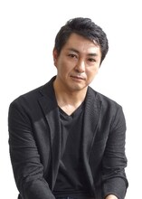 ダグ役の三上哲。