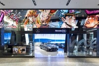 「荒木飛呂彦原画展　JOJO　冒険の波紋」メルセデス ミー大阪の外観ラッピング。