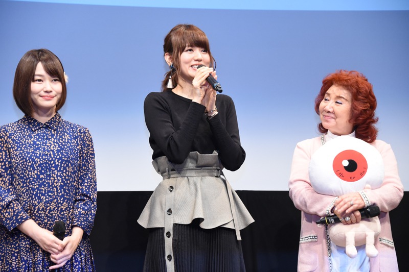 左からアニエス役の山村響、犬山まな役の藤井ゆきよ、目玉おやじ役の野沢雅子。