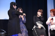 感動で涙ぐみそうになる山村響を抱きしめるゆかな。