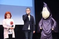 永富大地プロデューサーの横で得意げなポーズを取るねずみ男。