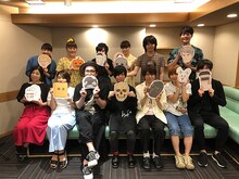 キャストの集合写真。前列左から岡村明美、三瓶由布子、安元洋貴、斉藤壮馬、羽多野渉、山本和臣、増田俊樹。後列左から竹内恵美子、斉藤貴美子、喜多村英梨、遠藤綾、村瀬歩、駒田航。竹内は第1話でゲストキャラクター・ジェニー役を、駒田は同じくイケオジ役を担当する。