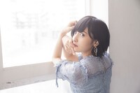 佐倉綾音。撮影／桑島智輝スタイリスト／佐野夏水ヘアメイク／福田まいデザイン／松本麻実（GROSVENOR design）