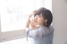 佐倉綾音。撮影／桑島智輝スタイリスト／佐野夏水ヘアメイク／福田まいデザイン／松本麻実（GROSVENOR design）