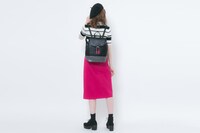 百モデルのリュックの着用イメージ。