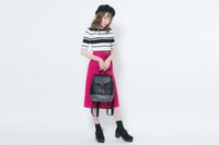 百モデルのリュックの着用イメージ。