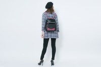 九条天モデルのリュックの着用イメージ。