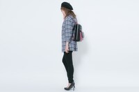 九条天モデルのリュックの着用イメージ。